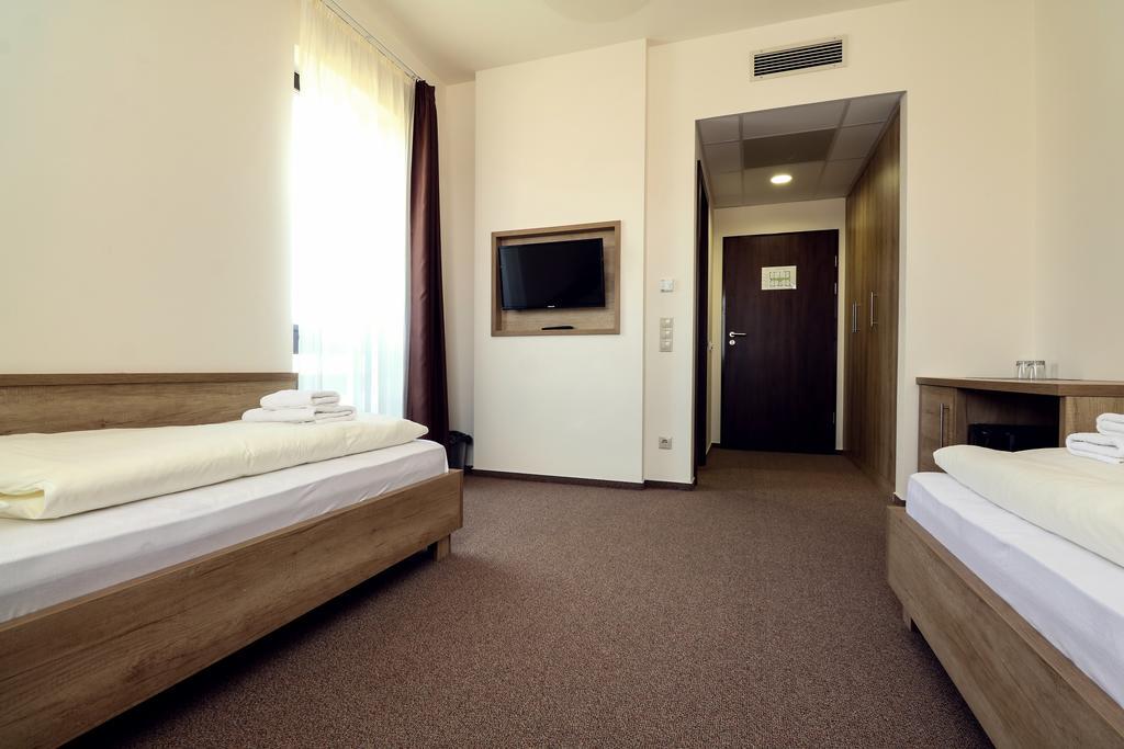 Ipari Park Panzió Hotel Szolnok Exterior foto