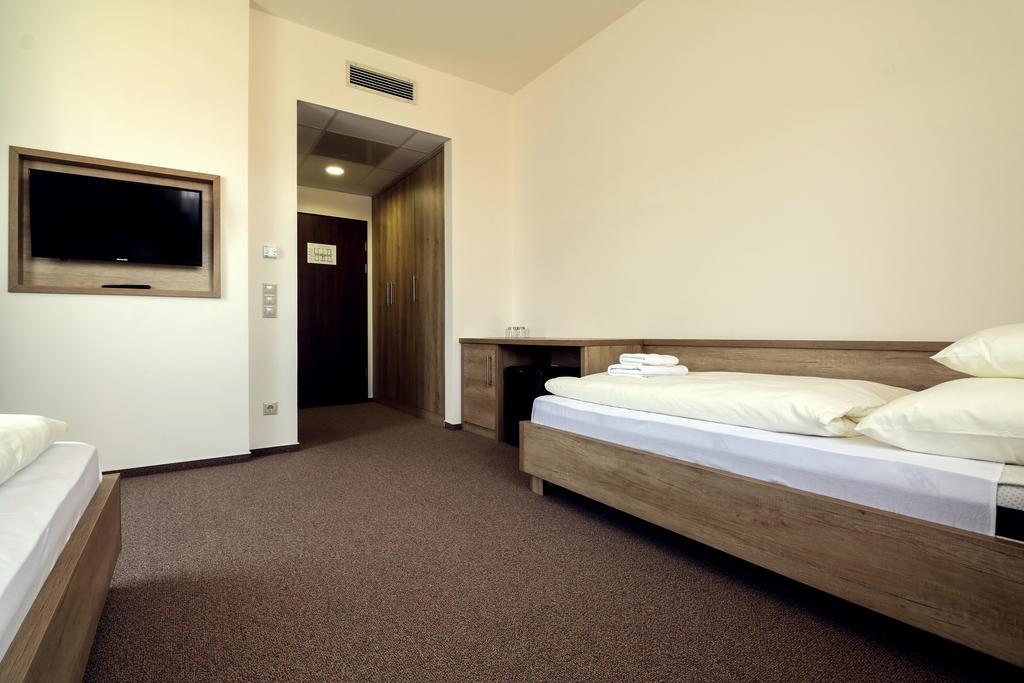 Ipari Park Panzió Hotel Szolnok Exterior foto